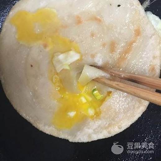 正宗鸡蛋灌饼做法