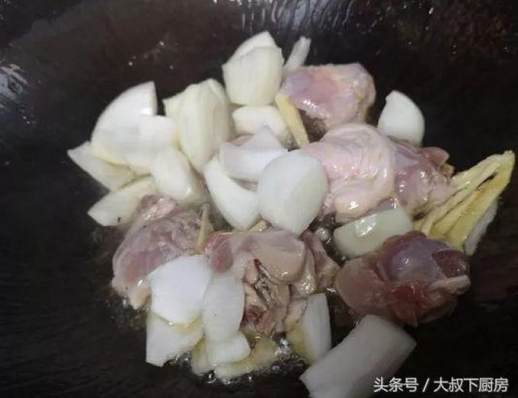 土豆烧鸭子的家常做法