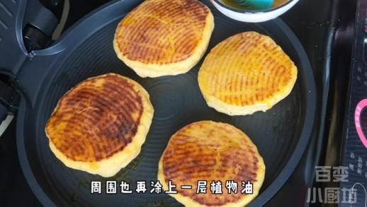 将面剂子放入电饼铛中