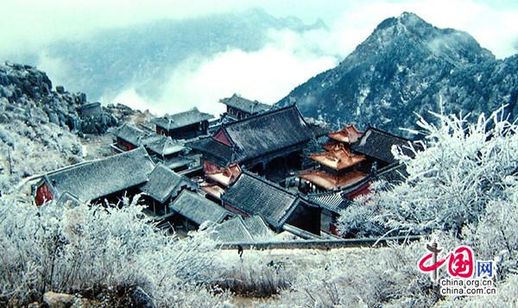 信徒朝拜碧霞祠