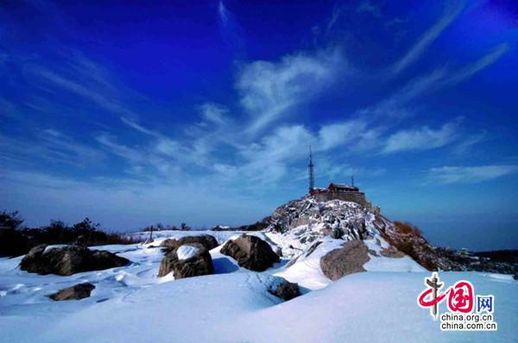 日出东方，祥云笼罩的泰山